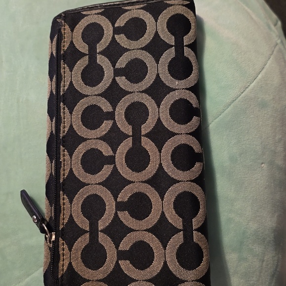 Coach wallet, large, 12 card slots +1 for id - Picture 3 of 9